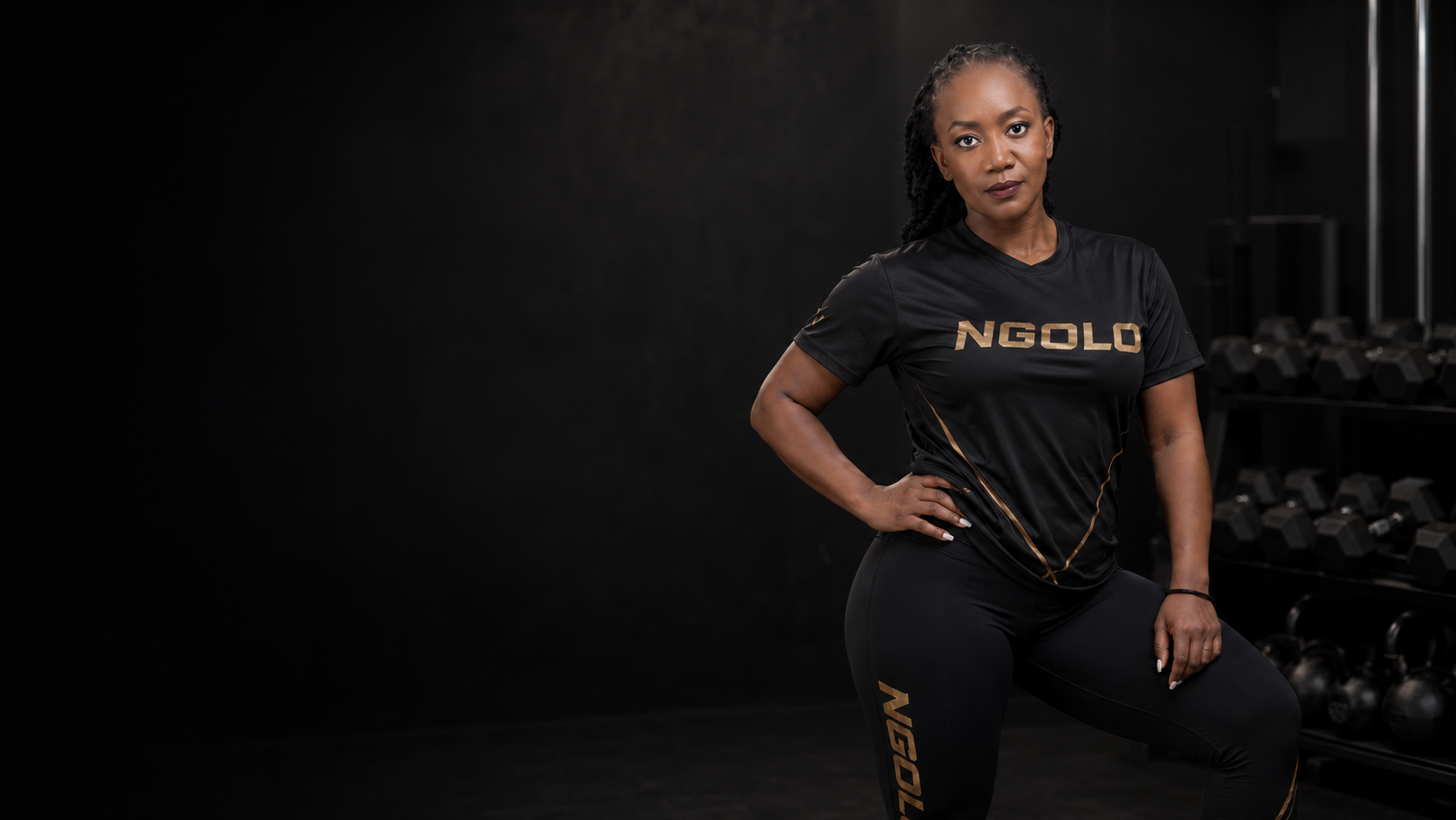 Sra. Kieza, atleta e sócia NGOLO, com o uniforme oficial da marca